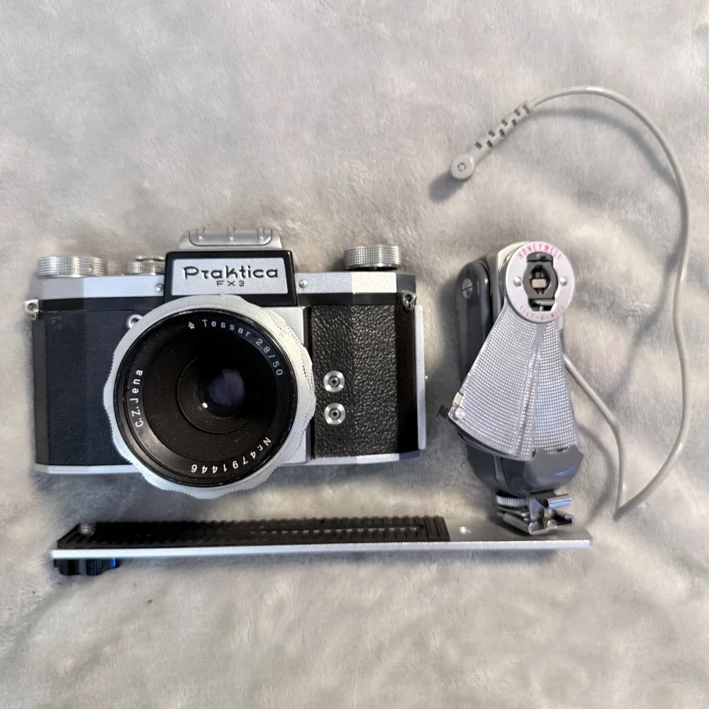 Vintage Praktica FX3 35mm Camera Zeiss Jena Tessar 50mm f/2.8 Honeywell Flash